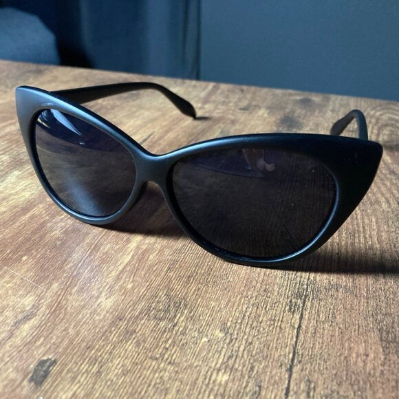 Women's Black Matte Finish Cat Eye Sunglasses with Dark Lenses - Picture 3 of 8